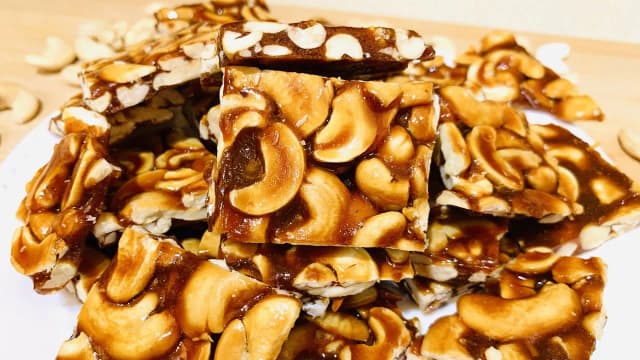 Tasty & Sweet Kaju Chikky Bar & Sweets (Pack of 40) | Cashew Nuts With Jaggery Sweet | Cashew Nuts Mittayi